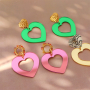 Comment cr&eacute;er des boucles d&rsquo;oreilles avec les breloques Plexx en forme de fleurs et de c&oelig;ur ?