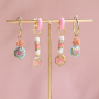 Cr&eacute;er des boucles d'oreilles d'&eacute;t&eacute; avec les perles en verre &agrave; fleurs 