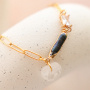 Cr&eacute;ez des bijoux tendance avec des breloques et connecteurs en perles d'eau douce