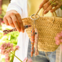 D&eacute;corez vos accessoires avec nos porte-cl&eacute;s floraux en forme de poisson