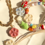 Cr&eacute;ez des colliers et des boucles d'oreilles avec les perles en c&eacute;ramique grecque Fleur