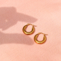 Mix and match avec des boucles d'oreilles et des  appr&ecirc;ts en acier inoxydable