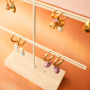 Beaux pr&eacute;sentoirs &agrave; bijoux pour mettre en valeur tous vos bijoux