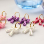Inspiration de bijoux avec des breloques en n&oelig;ud et des boucles d'oreilles en c&oelig;ur en acrylique