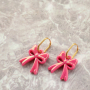 Inspiration de bijoux avec des breloques en n&oelig;ud et des boucles d'oreilles en c&oelig;ur en acrylique