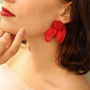 Cr&eacute;ez un look unique avec des boucles d'oreilles avec des fleurs