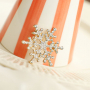 Mix & Match : Cr&eacute;ez votre propre look festif avec des pins et broches