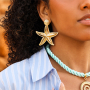 Combinez les boucles d&rsquo;oreilles tendance avec des cartes de bijoux uniques
