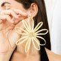 Inspiration avec des boucles d&rsquo;oreilles en raphia et denim