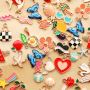 Mix & match avec des perles et breloques funky en m&eacute;tal