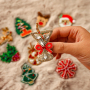 Mix & match : broches de No&euml;l aux formes festives