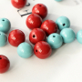 Colliers color&eacute;s avec des perles rondes en acrylique DQ 