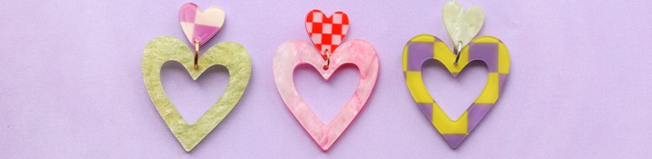 Pendentifs en r&eacute;sine et inox en forme de c&oelig;ur